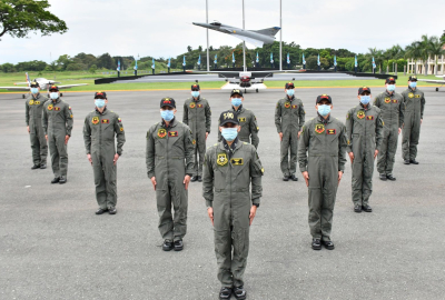 Futuros pilotos de la Fuerza Aérea reciben sus bufandas de vuelo 
