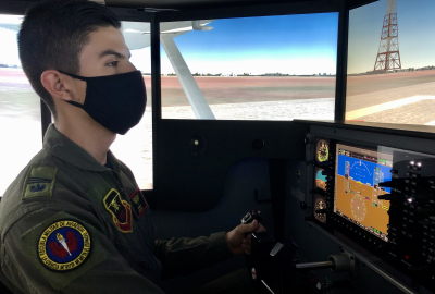Alumnos de vuelo, desarrollan capacidades y destrezas a través del entrenamiento en simuladores