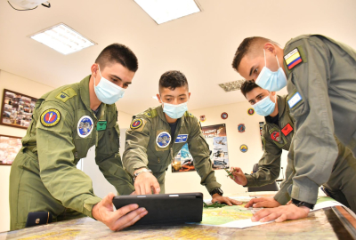 Futuros Oficiales de su Fuerza Aérea Colombiana, continúan formándose integralmente 