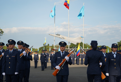 42 jóvenes juraron bandera y asumieron su misión con Colombia