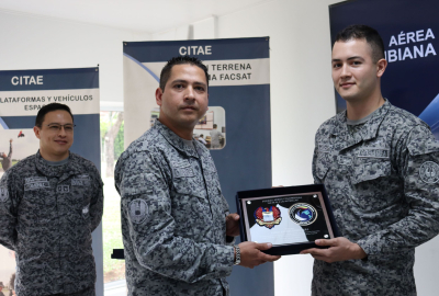 Operadores del único nanosatélite del país, reciben reconocimiento por parte de su Fuerza Aérea Colombiana