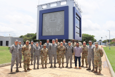 Una Comisión de la Fuerza Espacial de los Estados Unidos, visitó la Escuela Militar de Aviación "Marco Fidel Suarez"