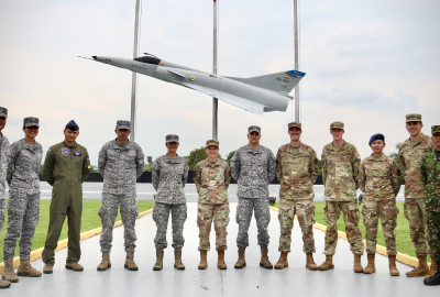 Cadetes de la Academia de la Fuerza Aérea de los Estados Unidos conocen las capacidades de la EMAVI   