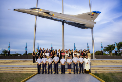43 jóvenes profesionales inician su formación como futuros Oficiales de la Fuerza Aeroespacial