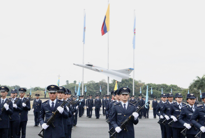 60 jóvenes profesionales juraron defender la bandera con honor, valor y compromiso
