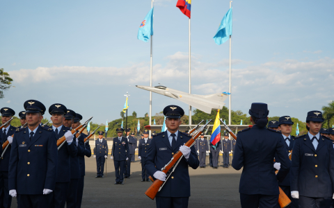 42 jóvenes juraron bandera y asumieron su misión con Colombia