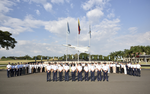 64 jóvenes profesionales ingresaron a la EMAVI para formarse como futuros Oficiales de la Fuerza Aérea  