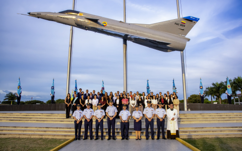 43 jóvenes profesionales inician su formación como futuros Oficiales de la Fuerza Aeroespacial
