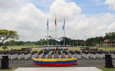 126 cadetes de la EMAVI juraron ante la bandera defender la soberanía nacional