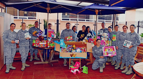 La Fuerza Aérea Colombiana, a través de la Escuela de Postgrados FAC, se vistió de reyes magos para niños de bajos recursos en zona rural del valle del cauca.