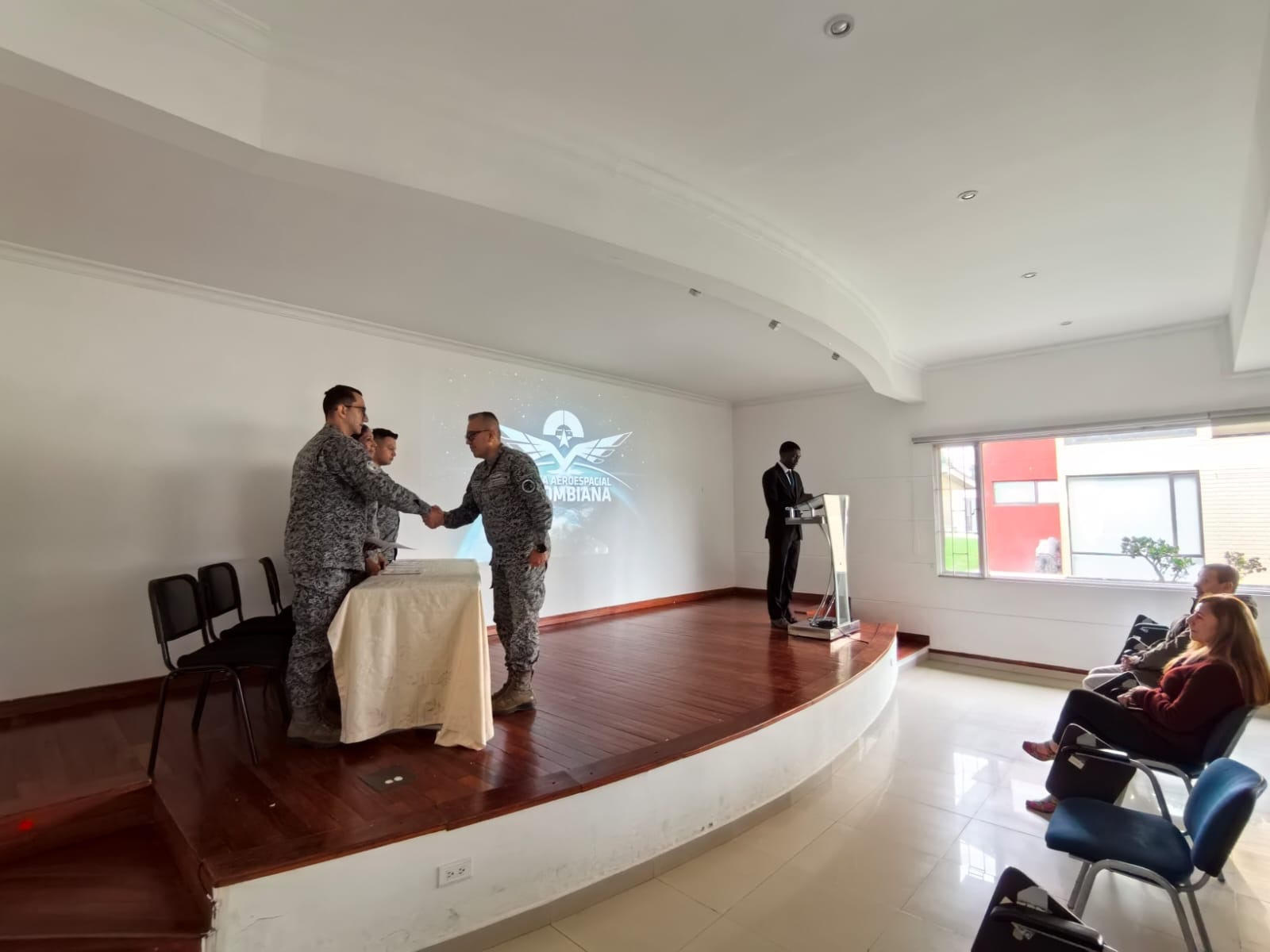 Estándares de bilingüismo son fortalecidos por la Escuela de Postgrados de la FAC