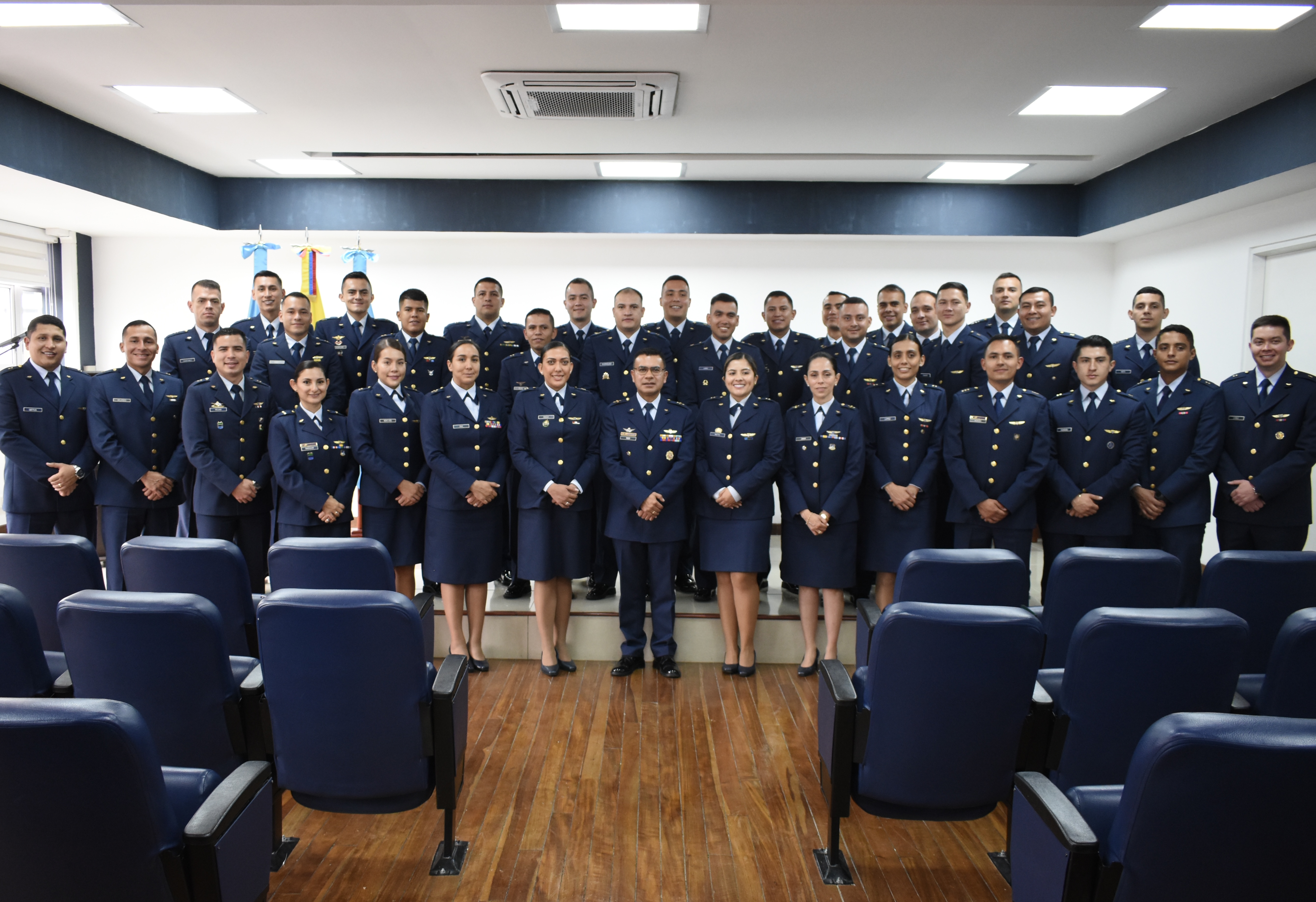 Oficiales culminan su Curso Básico de Capacitación en la EPFAC