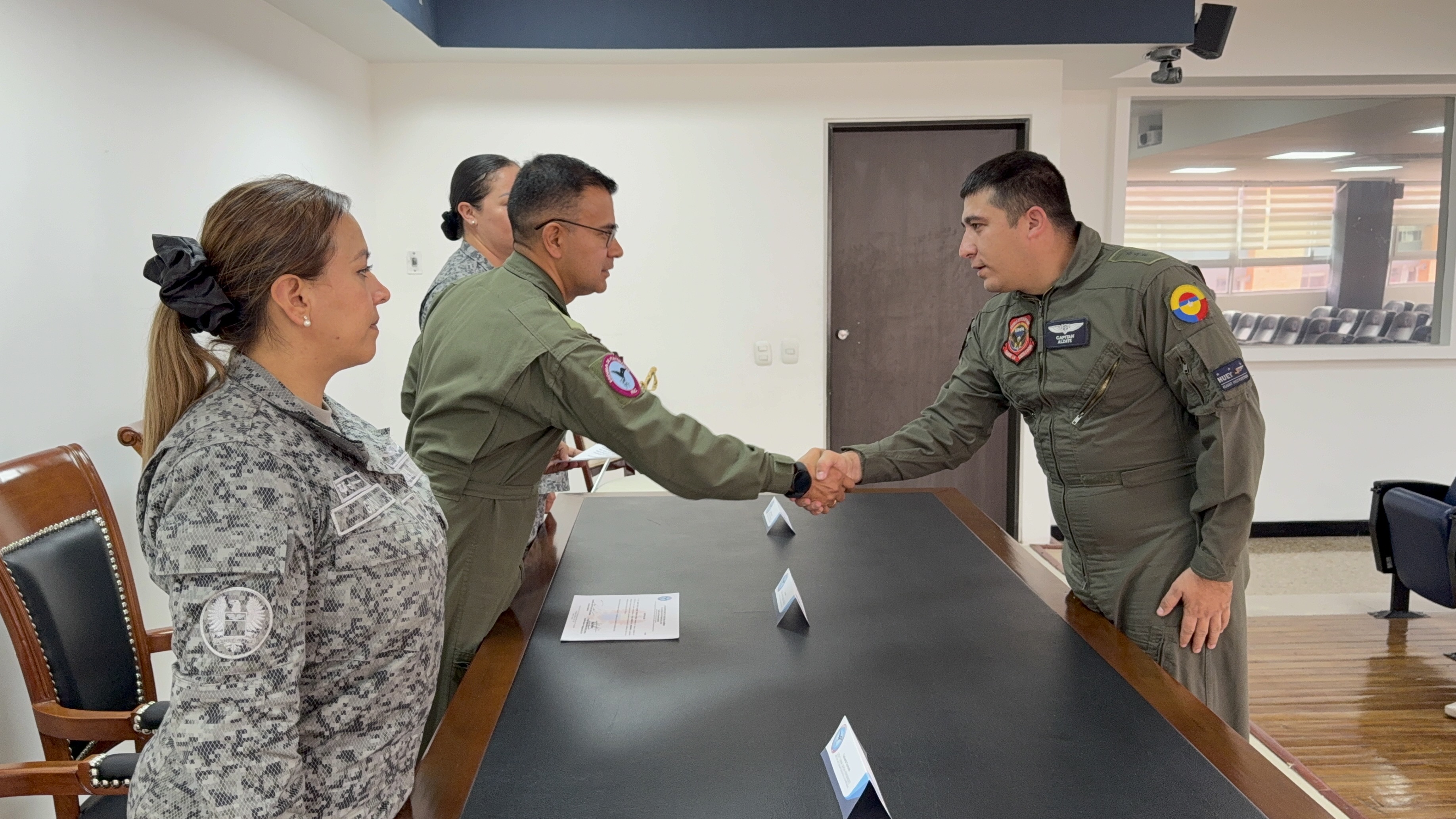 Oficiales de la FAC comprometidos con las misiones aéreas del país