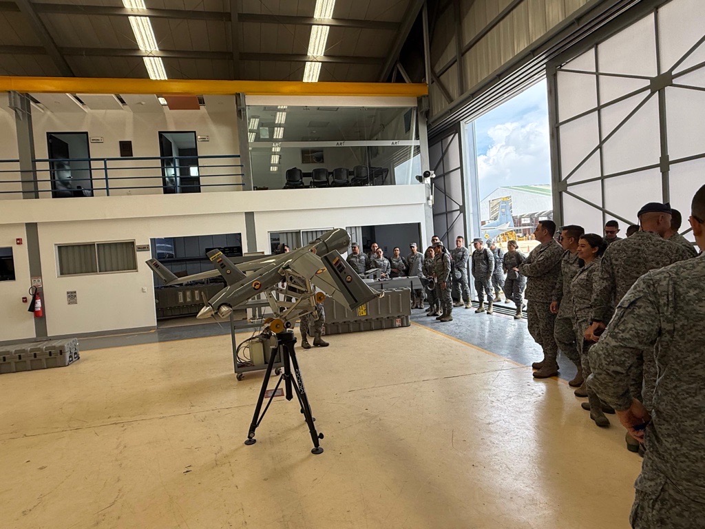 Oficiales de la FAC amplían su conocimiento sobre las capacidades del CAMAN