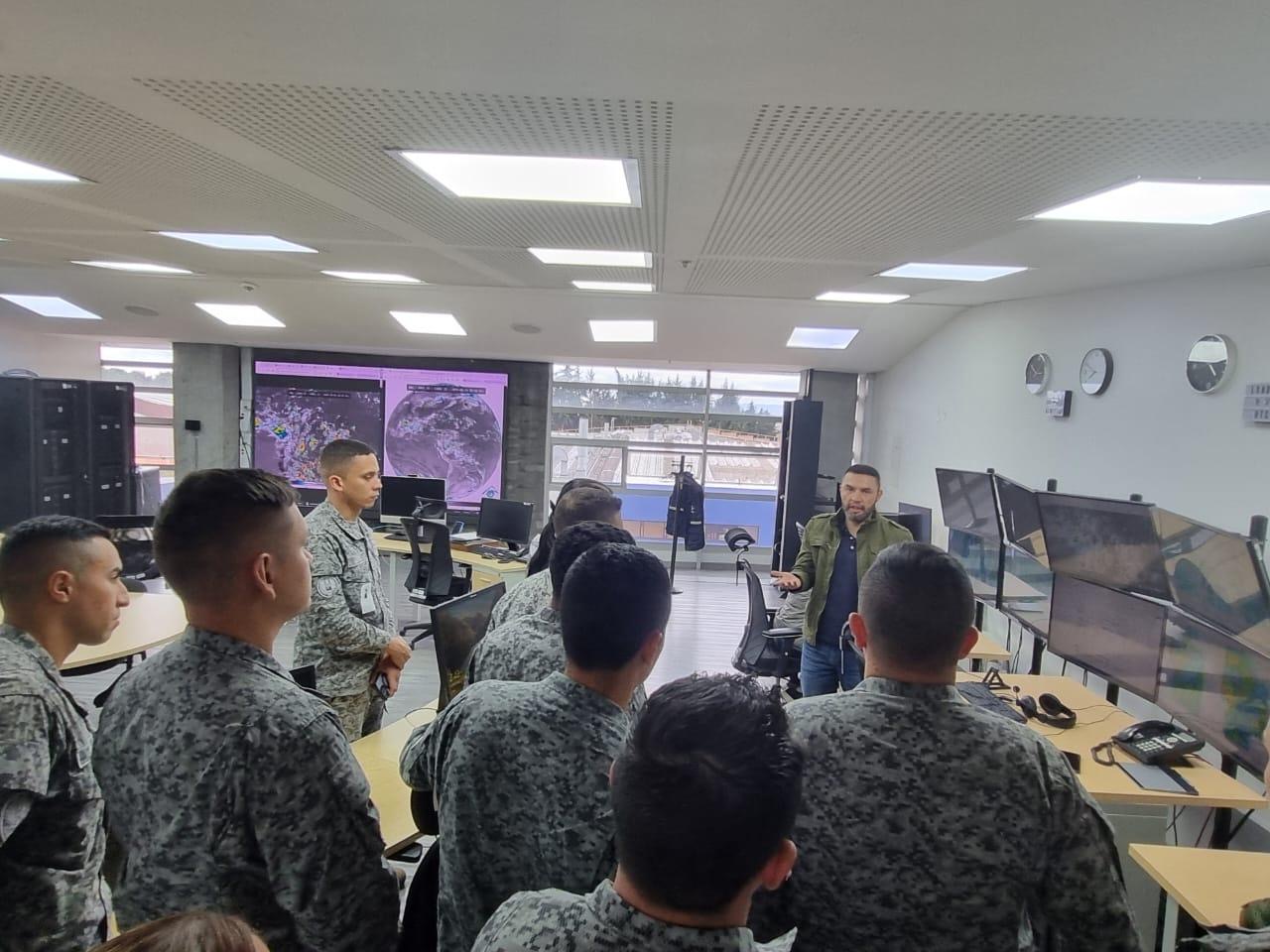 Visita al IDEAM fue realizada por estudiantes del Curso en Seguridad Operacional