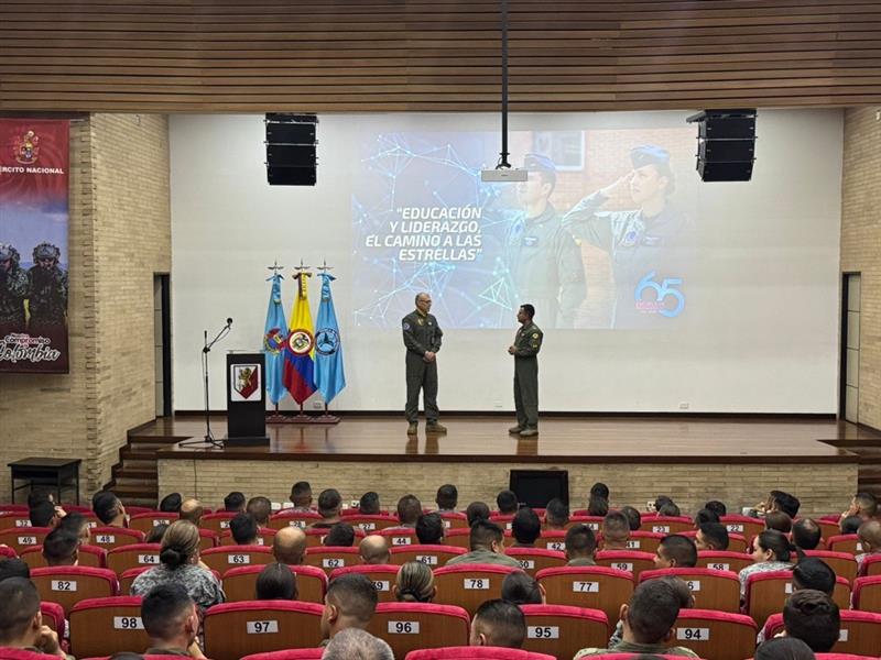 Formación y liderazgo, pilares en charla dirigida a oficiales en curso de ascenso