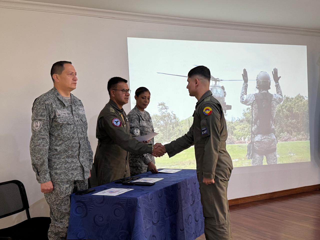 Competencias en inglés fortalecidas en personal de Subtenientes de la FAC