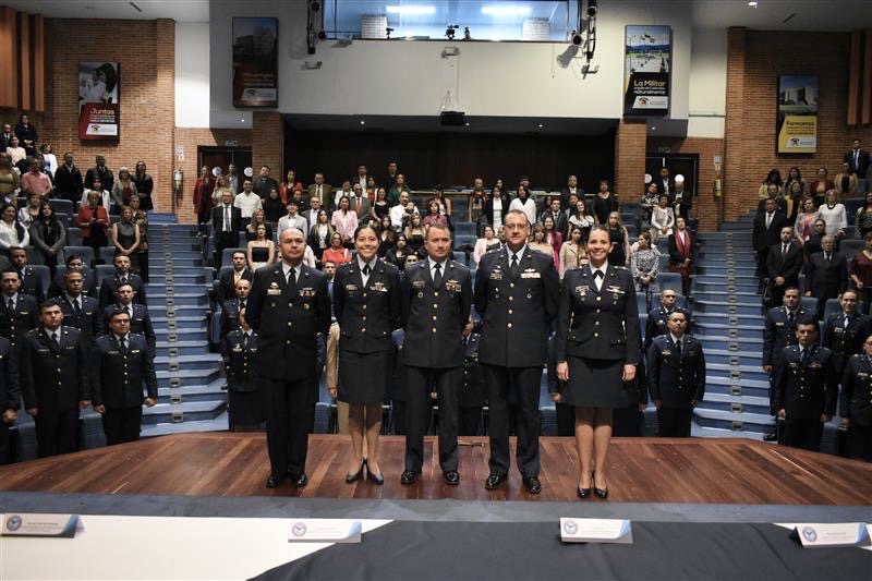En solemne ceremonia militar de graduación fue presentado un nuevo grupo de “Magísteres” de la Escuela de Postgrados de la FAC