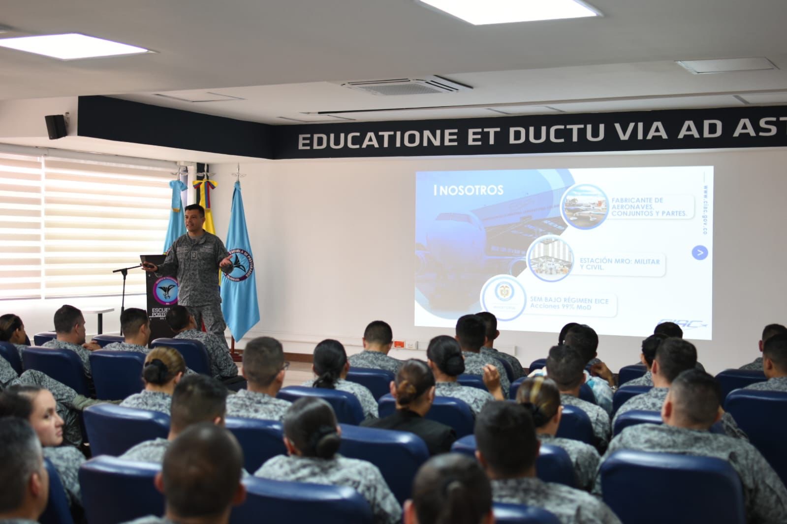 Charla fortalece formación aeronáutica de oficiales en curso de ascenso