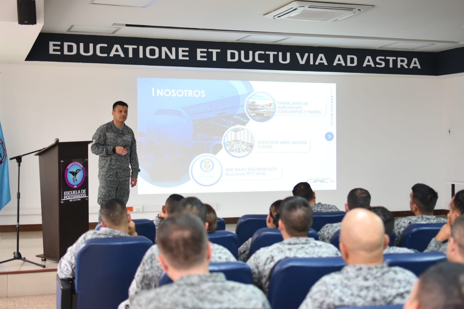 Charla fortalece formación aeronáutica de oficiales en curso de ascenso