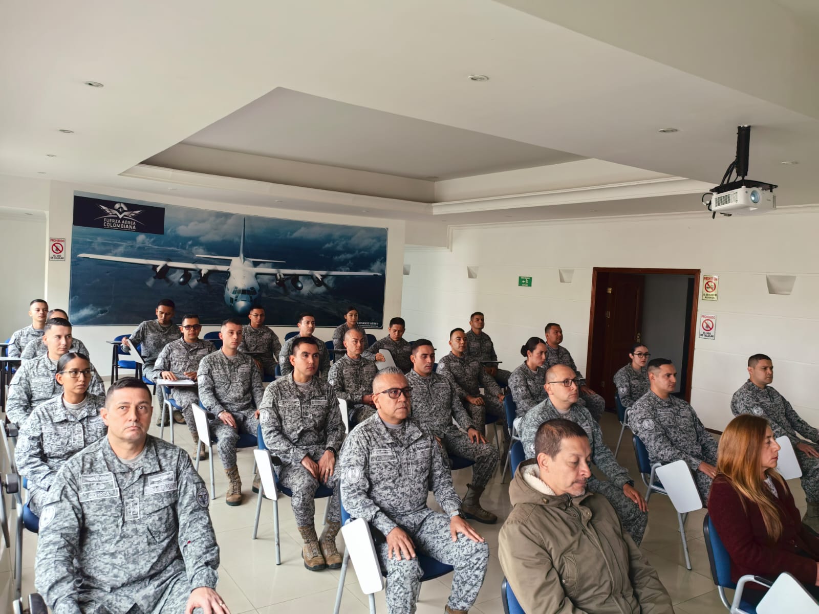 Estándares de bilingüismo son fortalecidos por la Escuela de Postgrados de la FAC