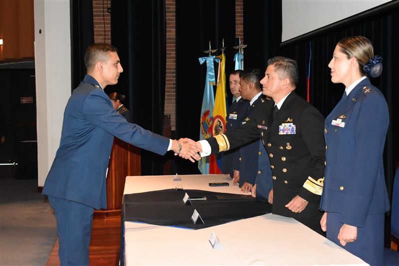 Seis oficiales de la Fuerza Aeroespacial Colombiana fueron certificados como instructores de aerodinámica