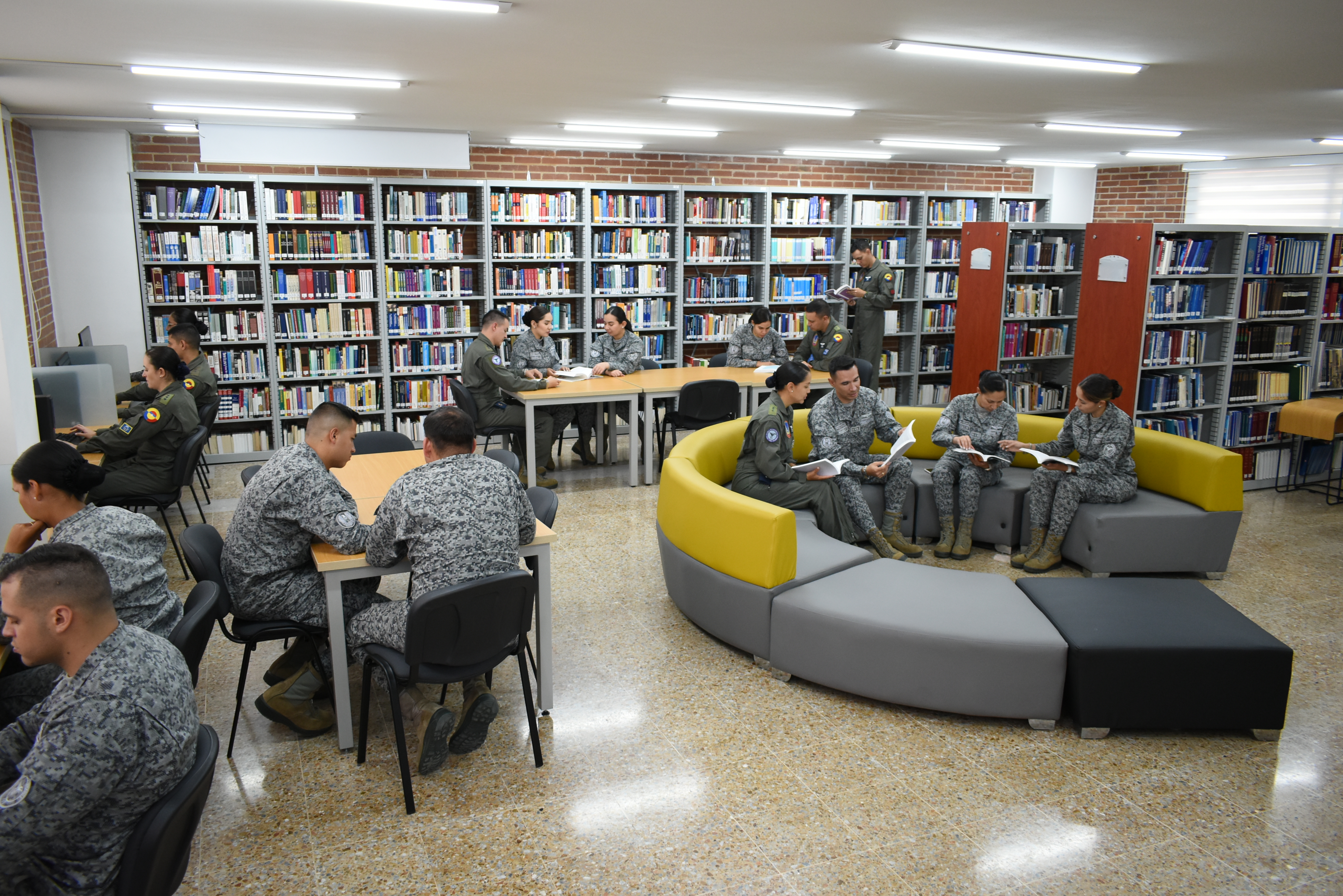 64 años de compromiso con la educación militar y superior de la Fuerza Aérea Colombiana