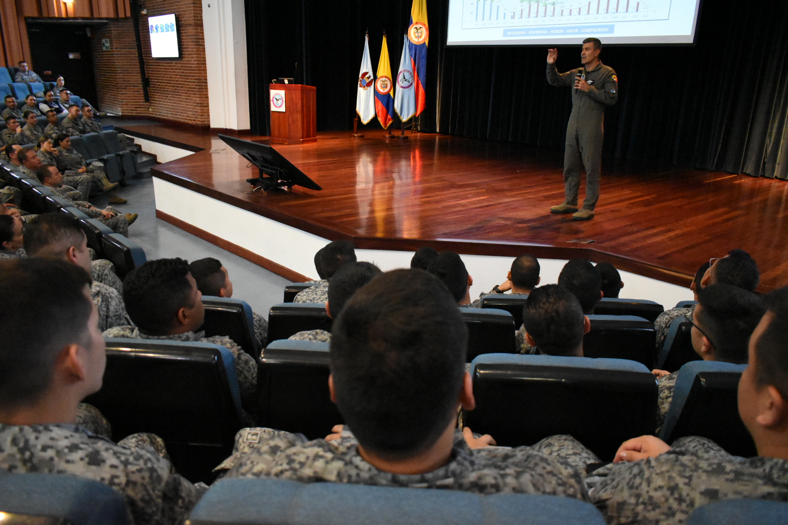 Comandante de la Fuerza Aérea dirigió conferencia de liderazgo y proyección institucional en la EPFAC