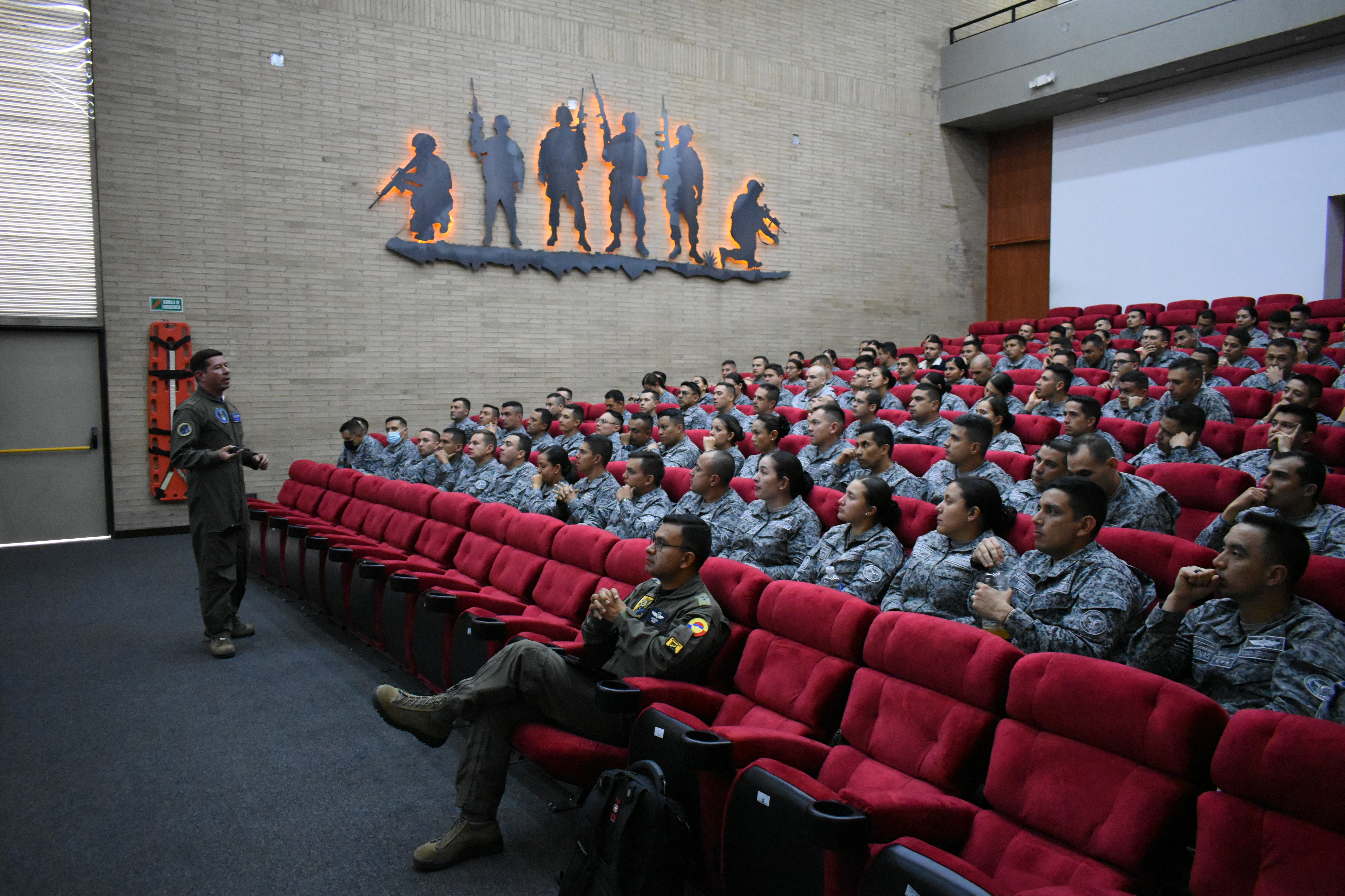 Fortalecimiento del conocimiento en oficiales de Curso de Ascenso Fortalecimiento del conocimiento en oficiales de Curso de Ascenso