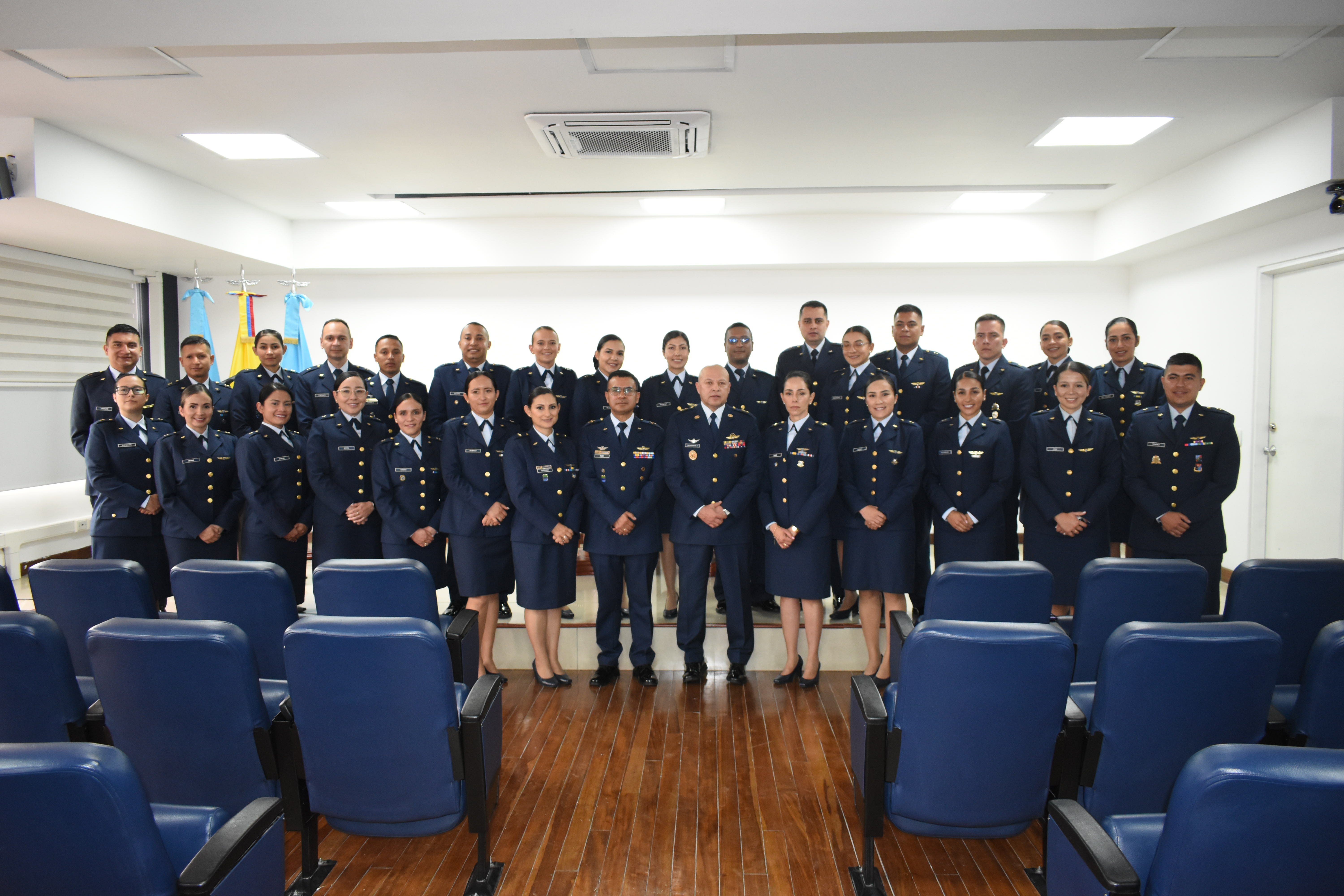 Con excelencia académica, 45 oficiales culminan su curso de ascenso