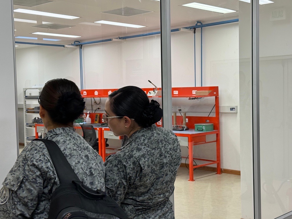 Oficiales de la FAC amplían su conocimiento sobre las capacidades del CAMAN