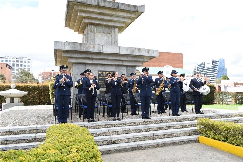 Con ofrenda floral fueron celebrados los 104 años de la Fuerza Aeroespacial Colombiana en la zona norte de Bogotá