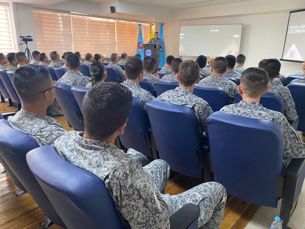 Comandantes de Escuadrón de la Fuerza Aérea Colombiana participaron en seminario de liderazgo