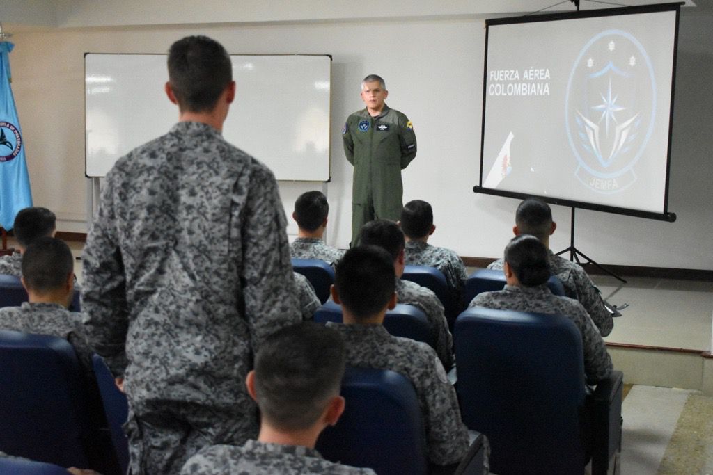 Comandantes de Escuadrón de la Fuerza Aérea Colombiana participaron en seminario de liderazgo