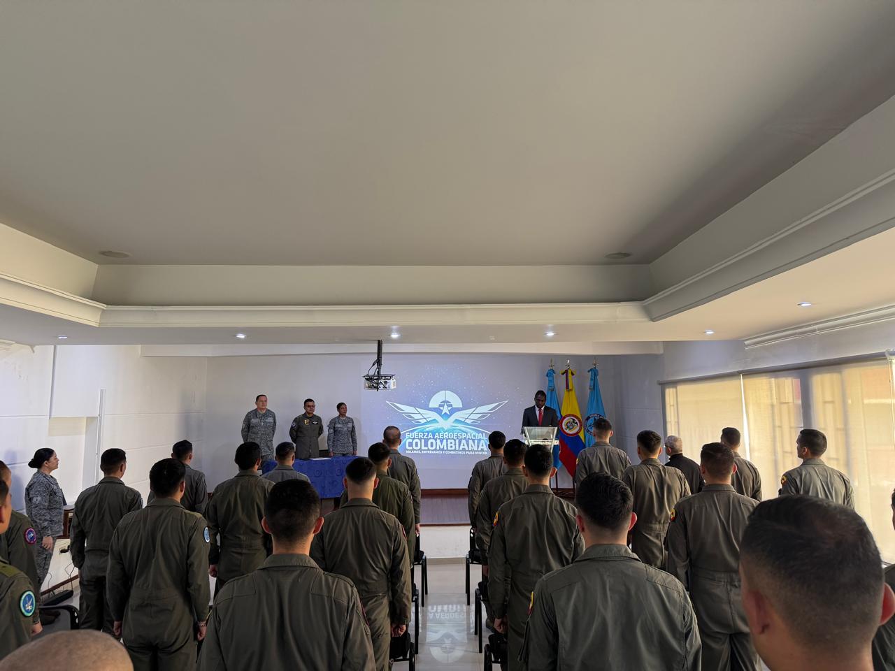 Competencias en inglés fortalecidas en personal de Subtenientes de la FAC