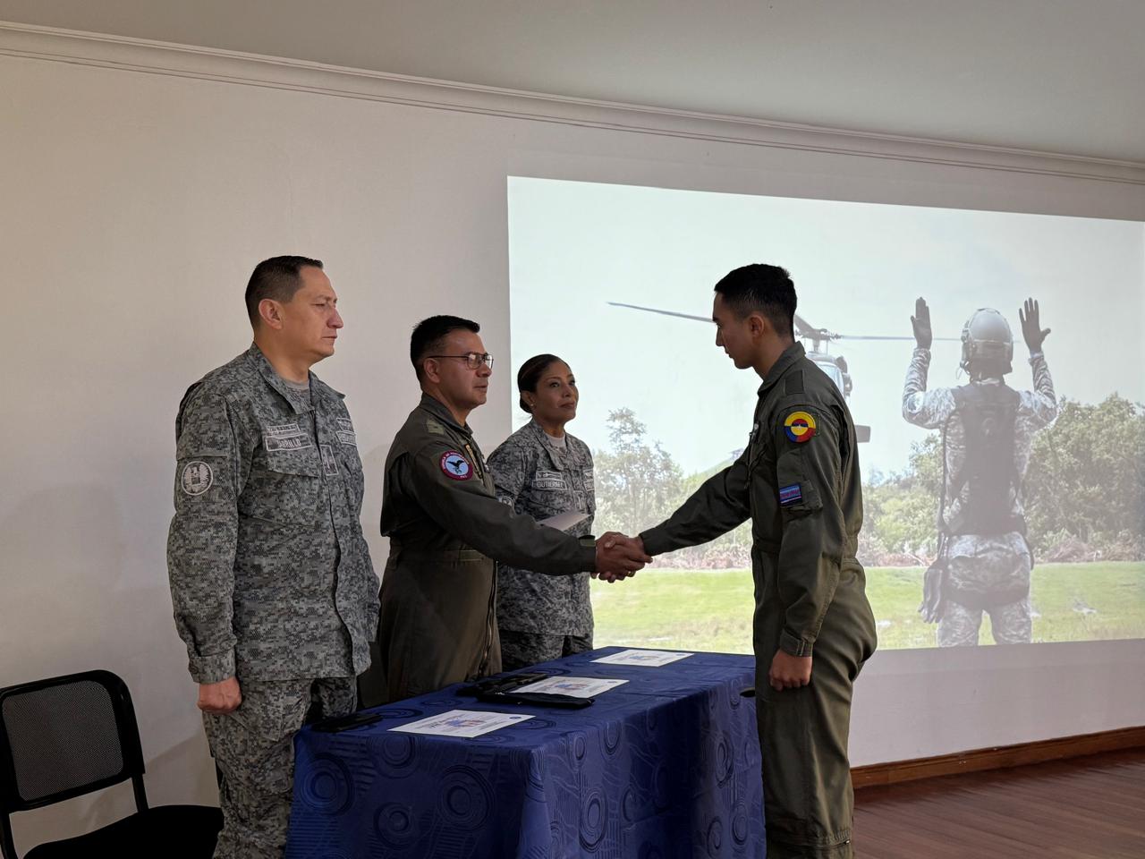 Competencias en inglés fortalecidas en personal de Subtenientes de la FAC