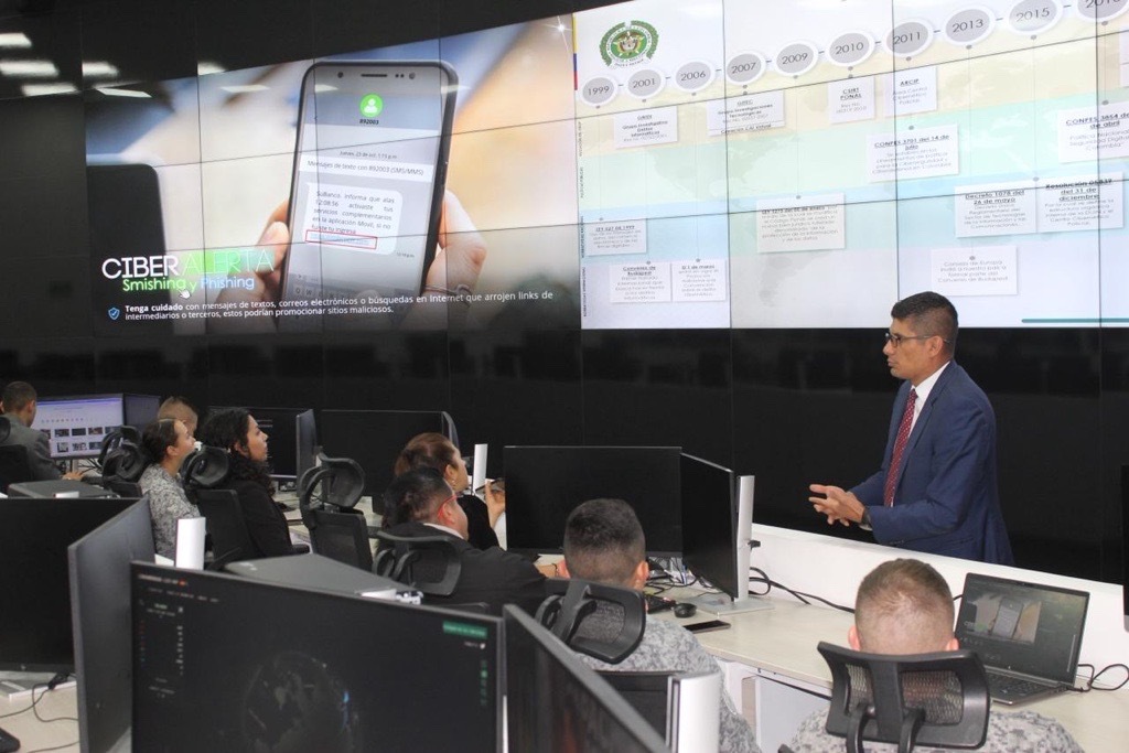 Fortaleciendo conocimientos en ciberseguridad y ciberdefensa en maestrantes de la EPFAC