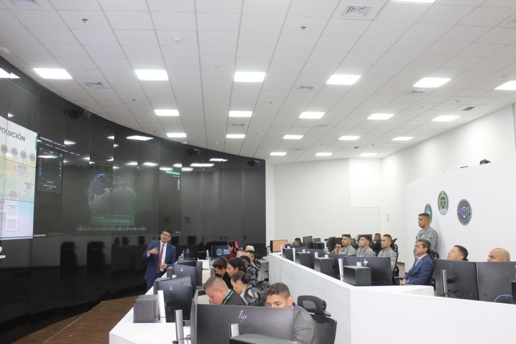 Fortaleciendo conocimientos en ciberseguridad y ciberdefensa en maestrantes de la EPFAC