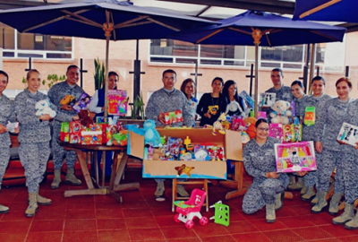La Fuerza Aérea Colombiana, a través de la Escuela de Postgrados FAC, se vistió de reyes magos para niños de bajos recursos en zona rural del valle del cauca.