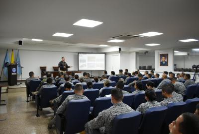Capacidades de la Armada Nacional fueron expuestas a los alumnos de los cursos de ascenso de la EPFAC