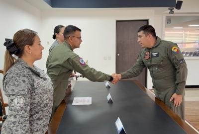 Oficiales de la FAC comprometidos con las misiones aéreas del país
