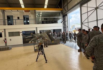 Oficiales de la FAC amplían su conocimiento sobre las capacidades del CAMAN