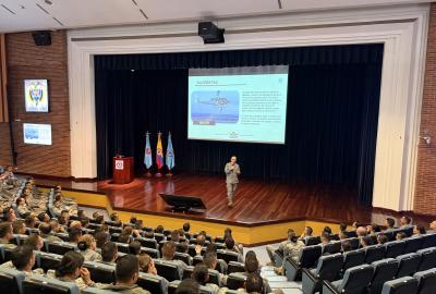 Charla institucional realizada para fortalecer la formación de oficiales la FAC