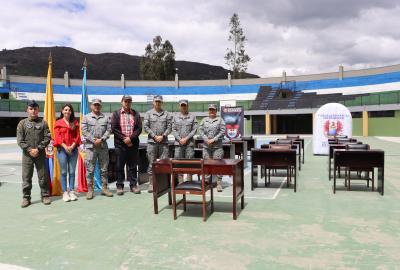 Apoyo a la educación: Escritorios fueron donados por la Fuerza Aeroespacial Colombiana