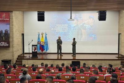 Formación y liderazgo, pilares en charla dirigida a oficiales en curso de ascenso