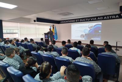 Charla fortalece formación aeronáutica de oficiales en curso de ascenso