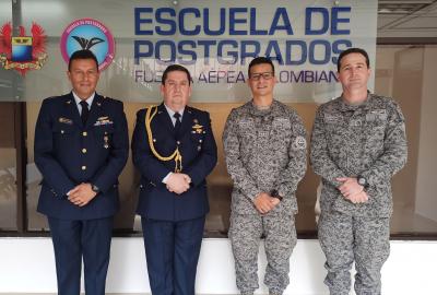 Foto visita agregado militar