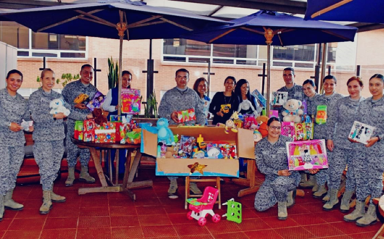 La Fuerza Aérea Colombiana, a través de la Escuela de Postgrados FAC, se vistió de reyes magos para niños de bajos recursos en zona rural del valle del cauca.