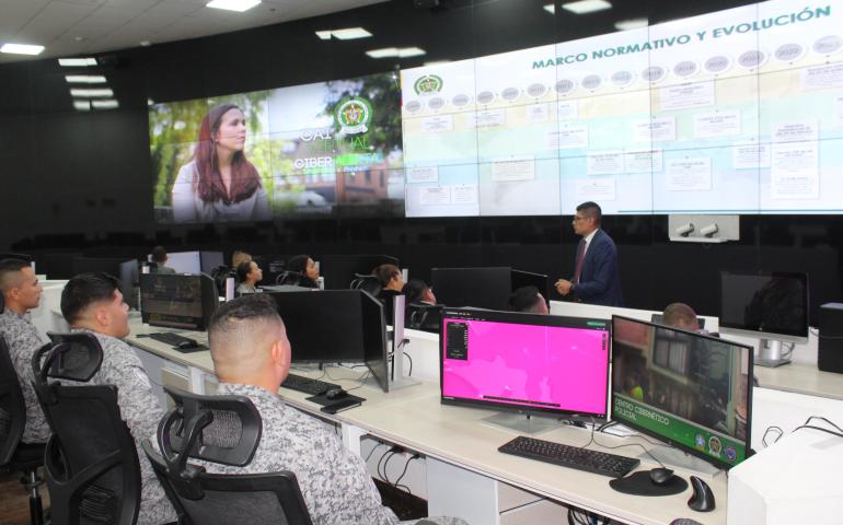 Fortaleciendo conocimientos en ciberseguridad y ciberdefensa en maestrantes de la EPFAC