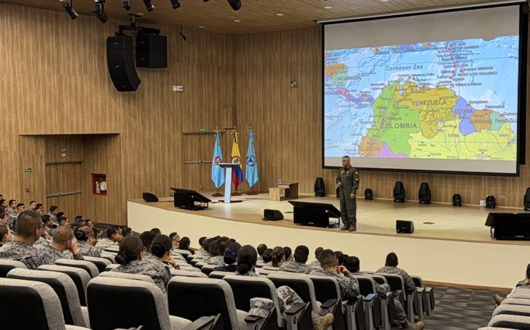 Tecnología y liderazgo en la proyección aeroespacial de la FAC